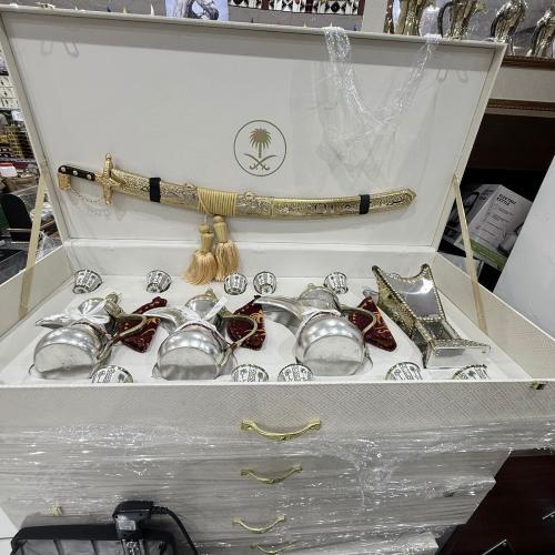 صندوق للأهداء ( 3 دلال + مبخر + سيف+فناجيل )