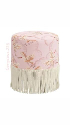 مقعد كلاسيكي وردي بطبعات الطيور