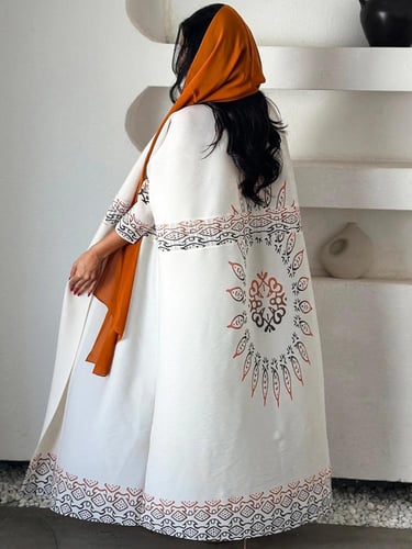 قفطان طويل محتشم – تصميم Miyake عصري للشرق الأوسط