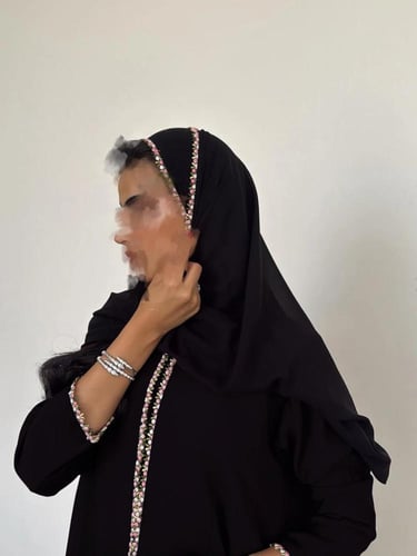 عباية سوداء مطرزة مع حجاب أنيق