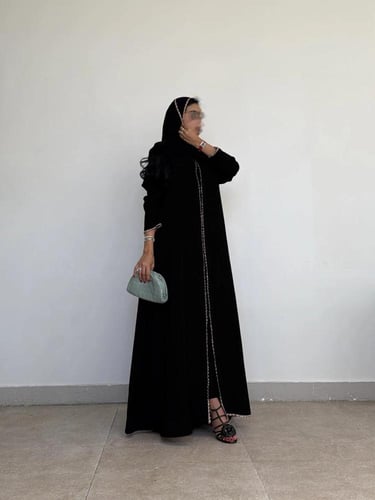 عباية سوداء مطرزة مع حجاب أنيق