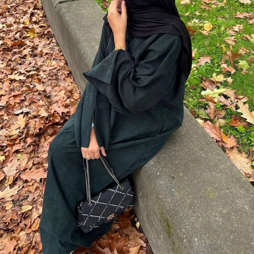 عباية إماراتية فاخرة بأساور مشقوقة لمناسبات رمضان