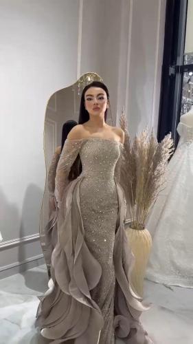 فستان سهرة رمادي ميتاليك بتصميم حورية البحر وأكمام...