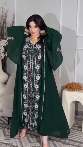 قفطان ملكي باللون الأخضر الداكن مع تطريز يدوي