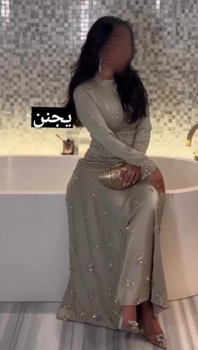 فستان سهرة ملكي بأكمام طويلة وتفاصيل براقة