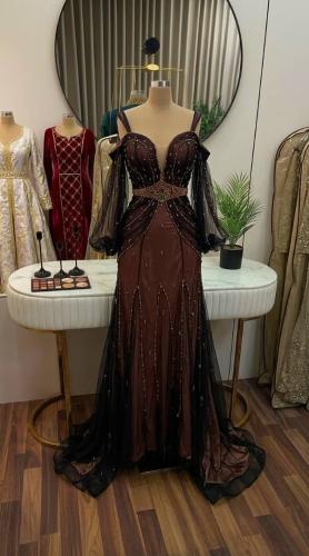 فستان سهرة أنيق بتصميم كلاسيكي ومزين بالكريستال