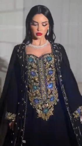 فستان كافتان عصري مرصع بالخرز مع أكمام درابيه مفتو...