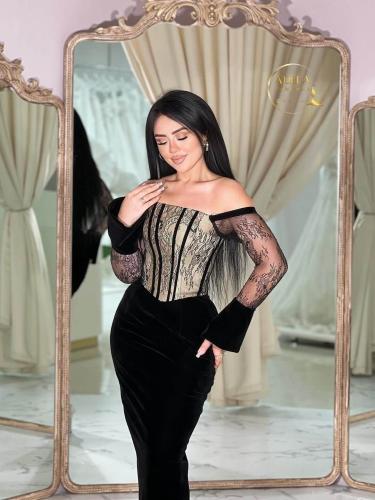 فستان سهرة مخملي بفتحة صدر ساحرة من الدانتيل والمخ...