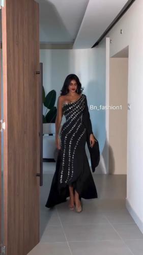 فستان سهره أسود بكتف واحد وتطريز هندسي فاخر