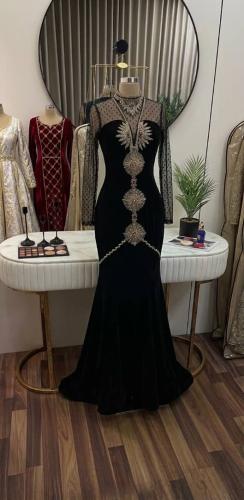 فستان سهرة مخملي بتطريز ذهبي - أسود