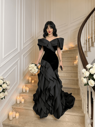 فستان سهرة ملكي أسود بذيل مكشكش وتصميم أوف شولدر