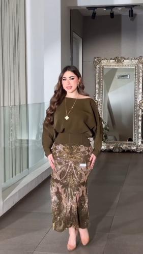 فستان سهرة أنيق بلون زيتي ملكي وتطريز ذهبي فخم - ت...