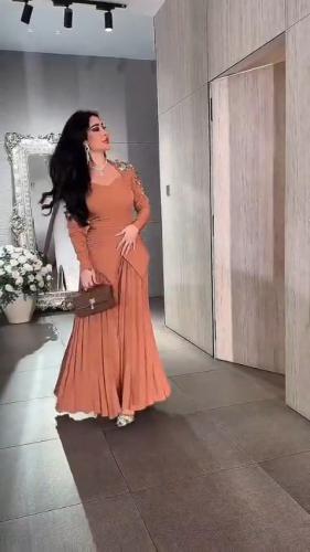 فستان ميدي طويل بكسرات بليسيه وأكتاف مطرزة
