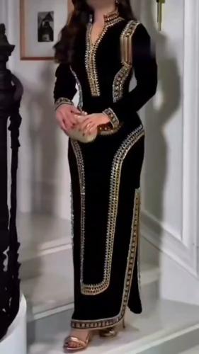 فستان سهرة ملكي أسود بتطريز هندسي ذهبي
