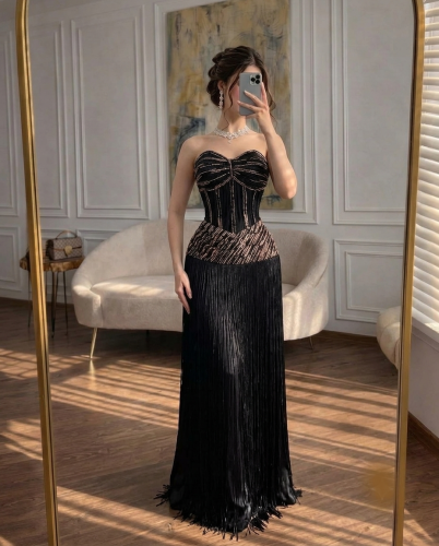 فستان سهرة أسود فاخر بلمسات مطرزة وتصميم هدب عصري