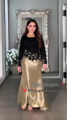 طقم سهرة فاخر قطعتين: بلوزة مطرزة وتنورة ذهبية منس...