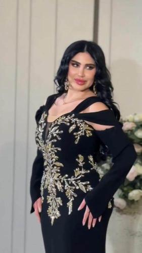 فستان سهرة ملكي أسود بتطريز كريستالي فاخر وقصّة حو...