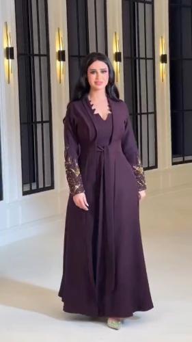 فستان سهرة ملكي بلون باذنجاني وتطريز يدوي فاخر