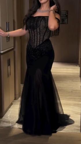 فستان سهرة أسود بتصميم كورسيه
