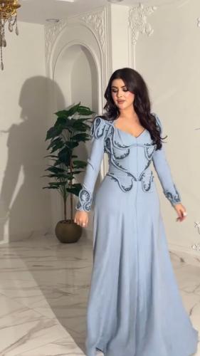 فستان سهرة طويل بلون أزرق سماوي
