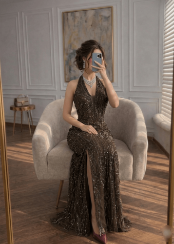 فستان سهرة زيتوني براق بتصميم حورية البحر وفتحة صد...