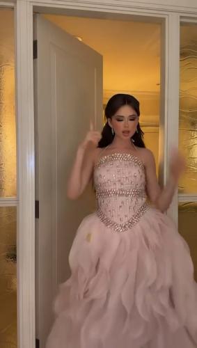 فستان سهرة برينسيس وردي مرصع بالكريستال مع تنورة ك...