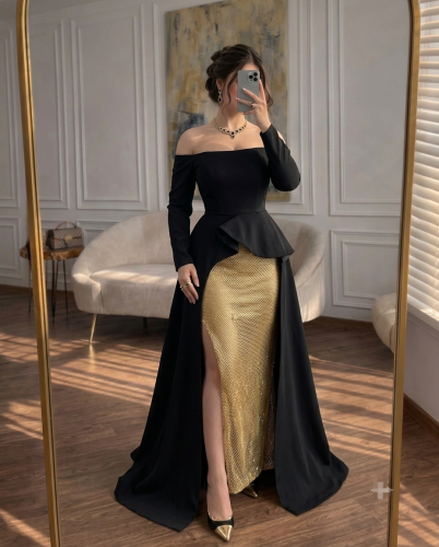 فستان سهرة أسود فاخر بفتحة أمامية وقماش ذهبي براق
