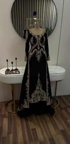 فستان زفاف أسود مزين بالكامل بتطريز ذهبي فاخر