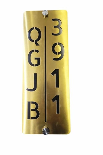 لوحة العنوان الوطني بتصميم عصري وأنيق