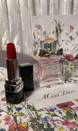 مجموعة بلومينغ بوكيه مع الروج والكيس