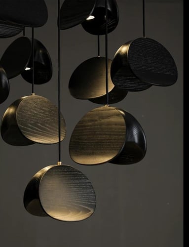 ثريا متدلية بتصميم صدفي متميز.