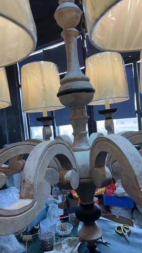 ثريا خشب بتصميم نيوكلاسيك