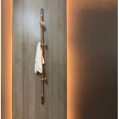 علاقة ملابس جدارية من الخشب