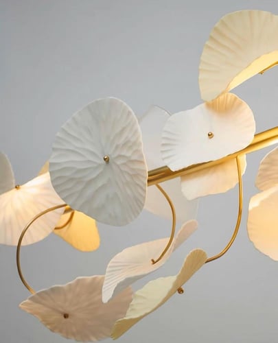 معلقة بتلات النور البيضاء