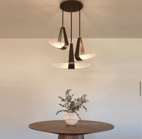 ثريا برونزية بجلد مخملي.