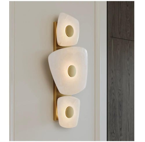 قاعدة هندسية ذهبية بإضاءة خشبية