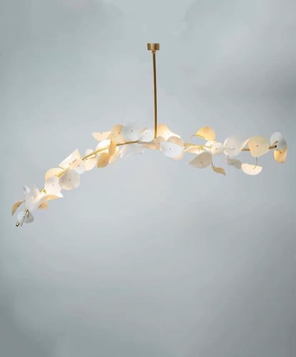 معلقة بتلات النور البيضاء