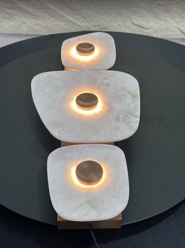 قاعدة هندسية ذهبية بإضاءة خشبية