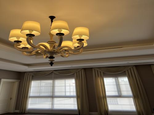 ثريا خشب بتصميم نيوكلاسيك