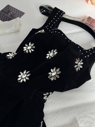 فستان اسود راقي مخمل وااقف