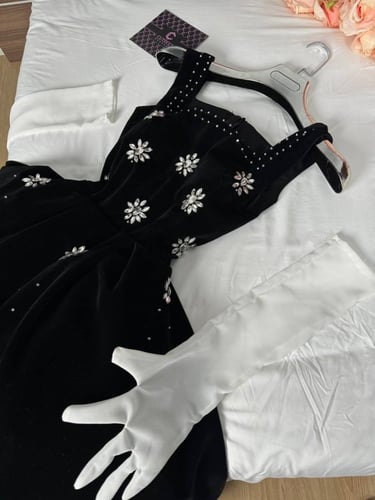 فستان اسود راقي مخمل وااقف