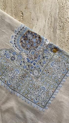 The shawl of dignity