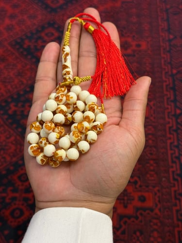Mastic capsule with red color