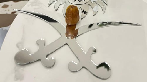 خريطة وسيف وسيفن ونخلة فضي مرايا