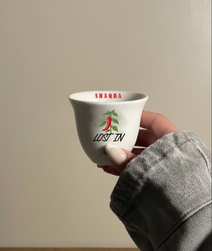 فناجيل قهوة مطبوعة شقراء