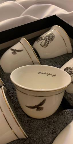 فناجين قهوة بيضاء مطبوعة نص درزن / درزن