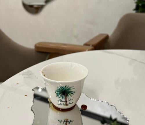 فنجال قهوة مطبوع مامثلك بهالدنيا بلد مع خريطة وسيف