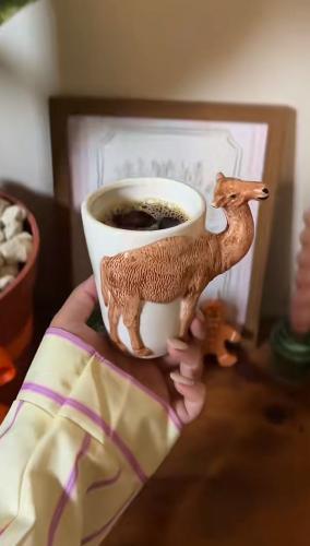 كوب قهوة الجمل كبير