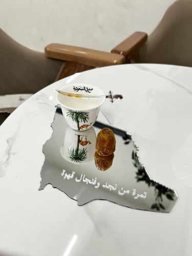 فنجال قهوة مطبوع صُنع في السعودية مع خريطة وسيف