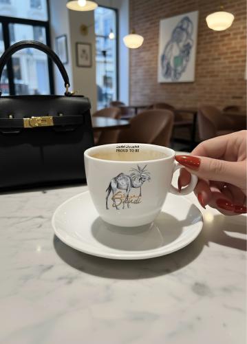كوب قهوة مطبوع فخور بأن اكون سعودي